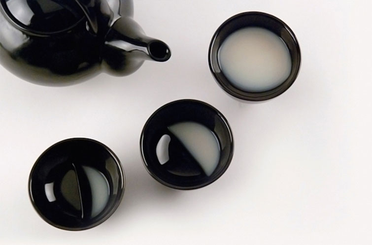 Ceramic Glasses Reveal the Different Phases of the Moon as You Drink