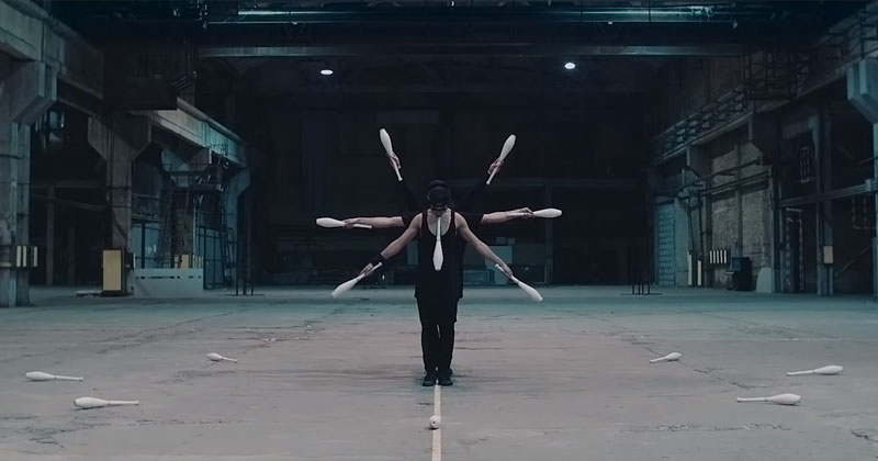 Synchronized Juggling Routine