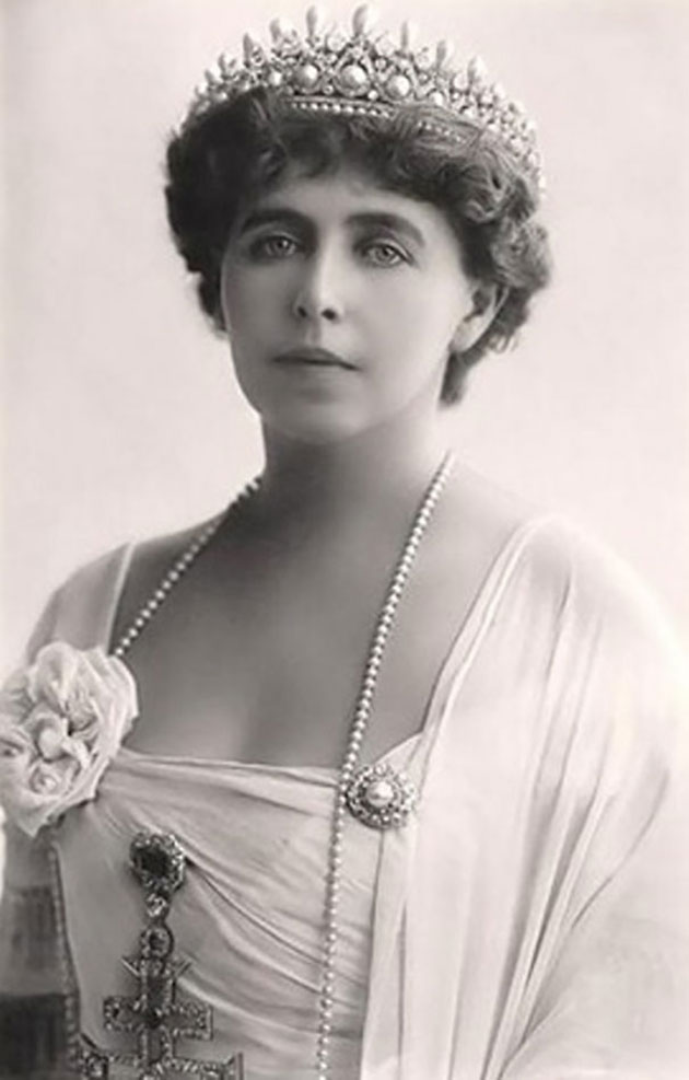 Women’s Beauty 100 Years Ago In Vintage Postcards
