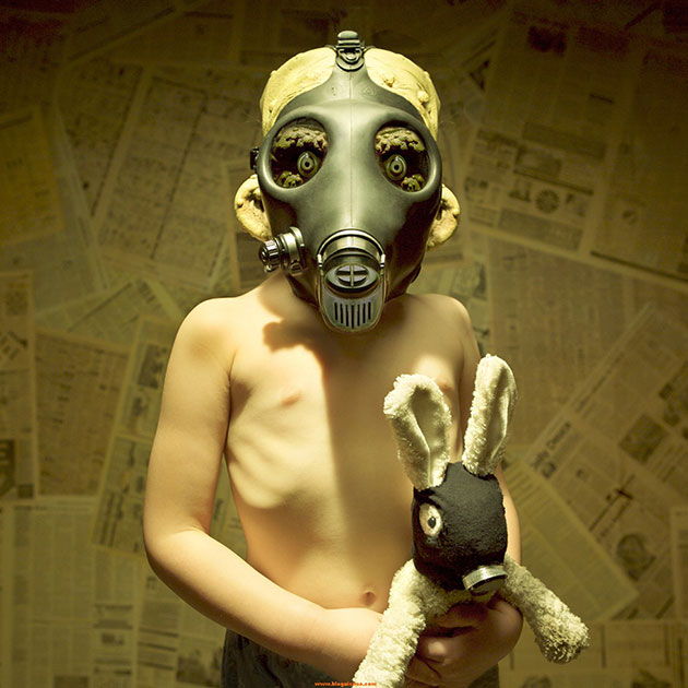 Photographer Dad Does Horror Photoshoots With His Daughters