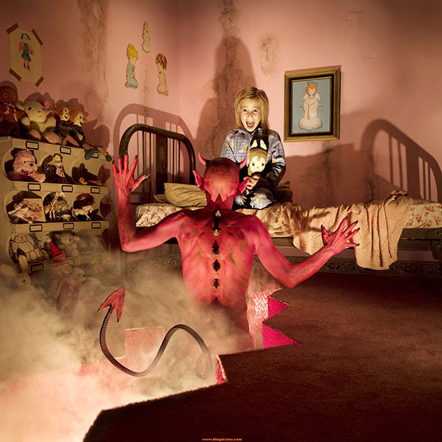 Photographer Dad Does Horror Photoshoots With His Daughters
