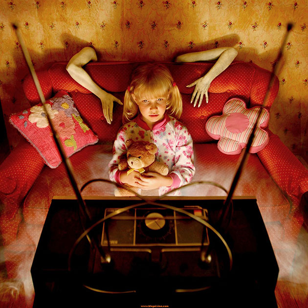 Photographer Dad Does Horror Photoshoots With His Daughters