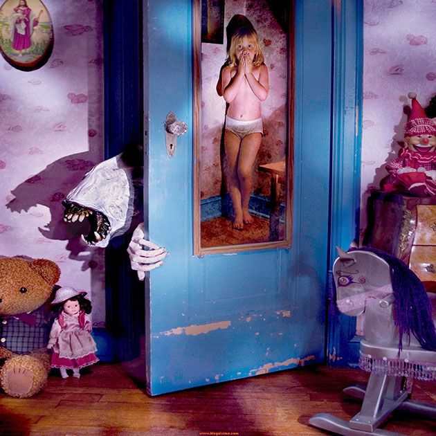 Photographer Dad Does Horror Photoshoots With His Daughters