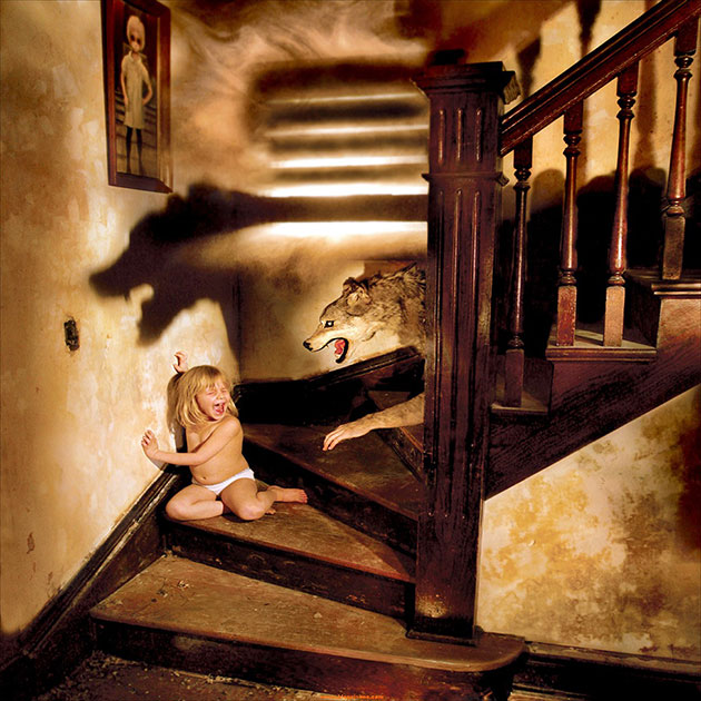 Photographer Dad Does Horror Photoshoots With His Daughters