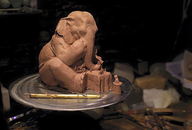 elephant-playing-chess-with-mouse-sand-sculpture