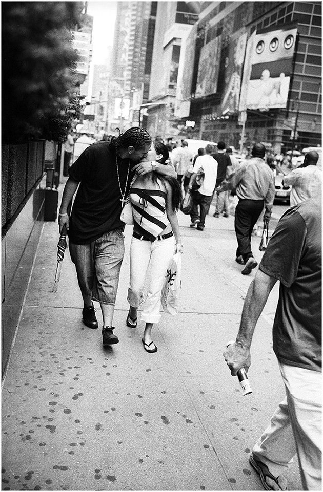 New-Yorkers-Kissing