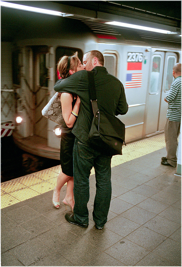 New-Yorkers-Kissing