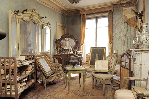 perfectly-preserved-paris-apartment-discovered-after-70-years-with-valuables-and-paintings-1