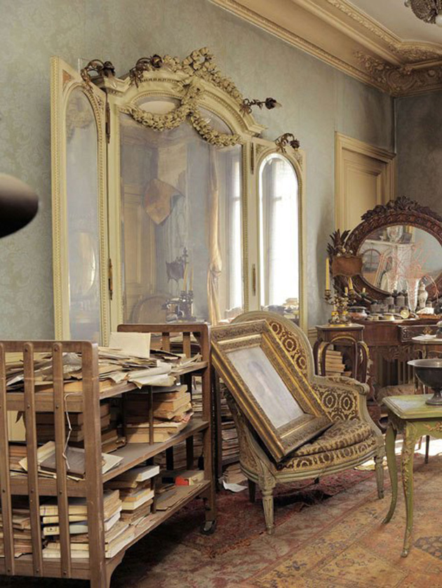 perfectly-preserved-paris-apartment-discovered-after-70-years-with-valuables-and-paintings-2