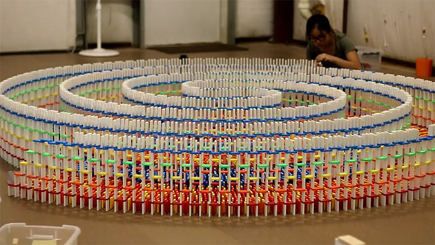 15000-domino-spiral-fall