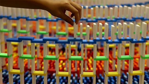 15000-domino-spiral-fall