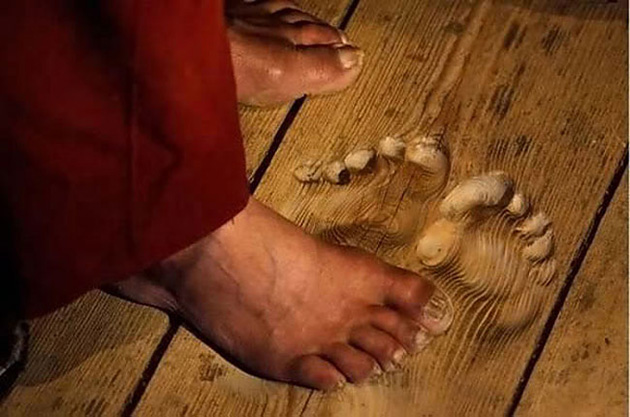 buddhist-monks-footprints