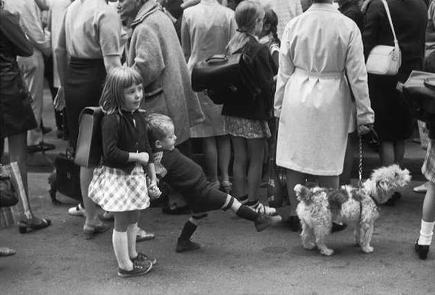 impressive-black-and-white-of-street-scenes-by-henri-catier-bresson-14