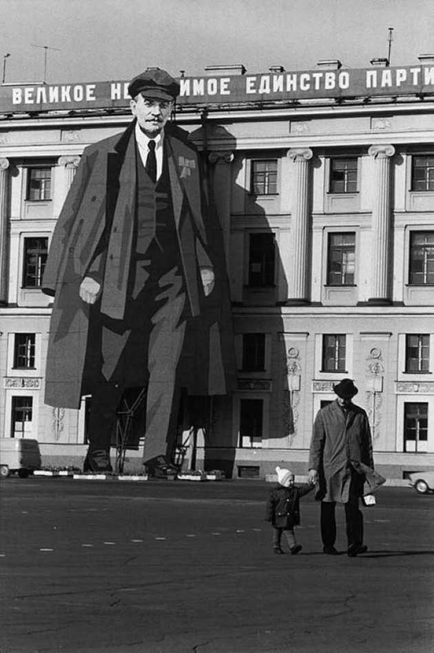 impressive-black-and-white-of-street-scenes-by-henri-catier-bresson-16