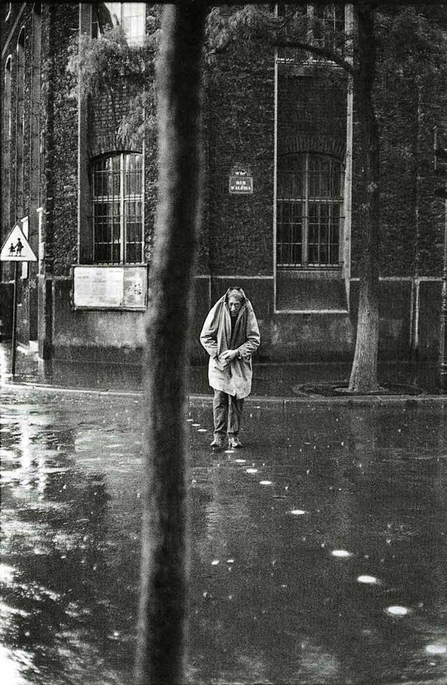 impressive-black-and-white-of-street-scenes-by-henri-catier-bresson-17
