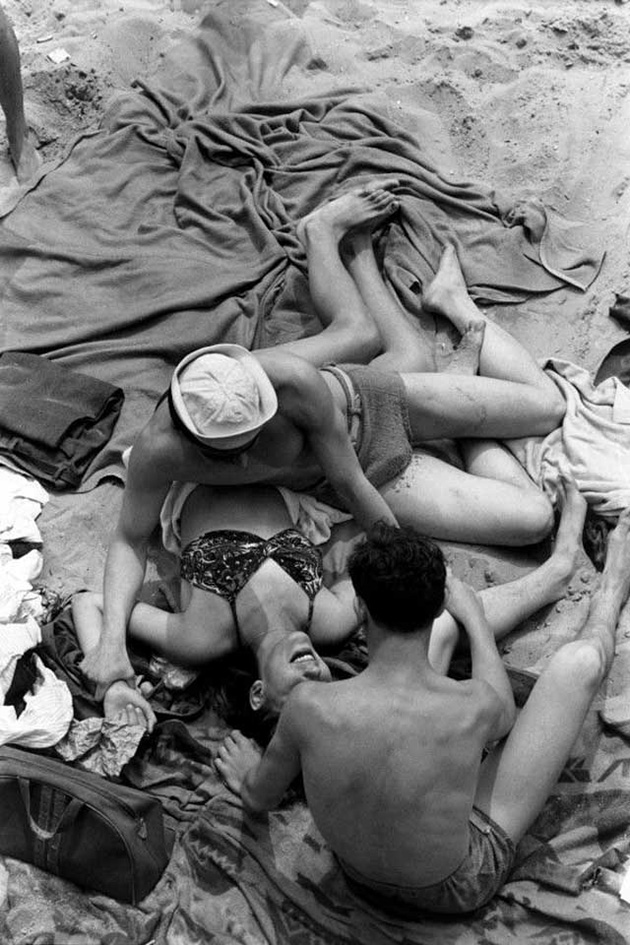 impressive-black-and-white-of-street-scenes-by-henri-catier-bresson-18