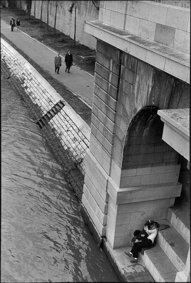 impressive-black-and-white-of-street-scenes-by-henri-catier-bresson-21