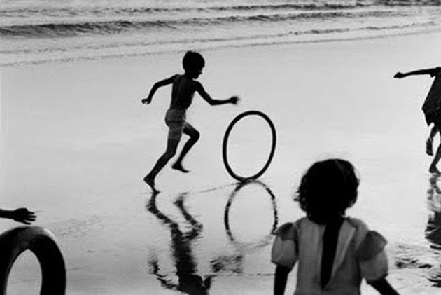impressive-black-and-white-of-street-scenes-by-henri-catier-bresson-22