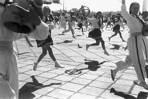 impressive-black-and-white-of-street-scenes-by-henri-catier-bresson-23