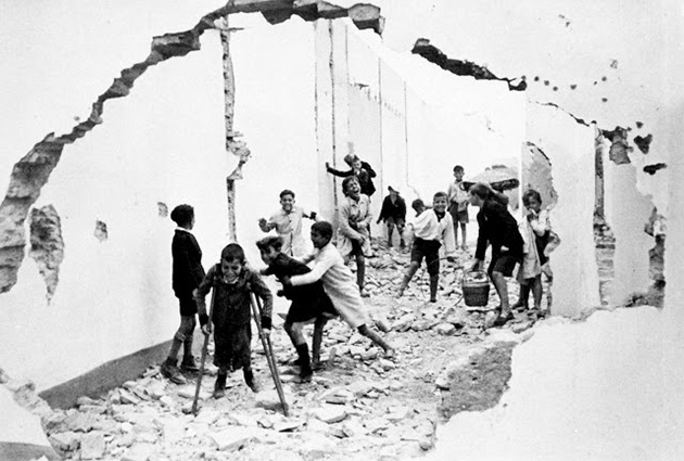 impressive-black-and-white-of-street-scenes-by-henri-catier-bresson-24