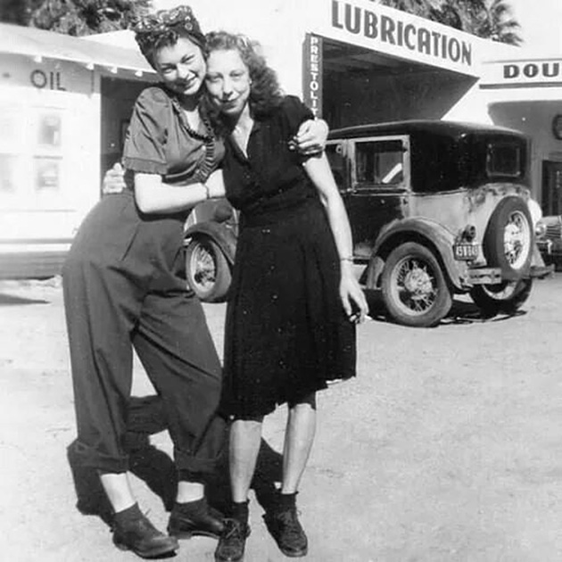 us-ladies-in-jeans-and-boots-1940s
