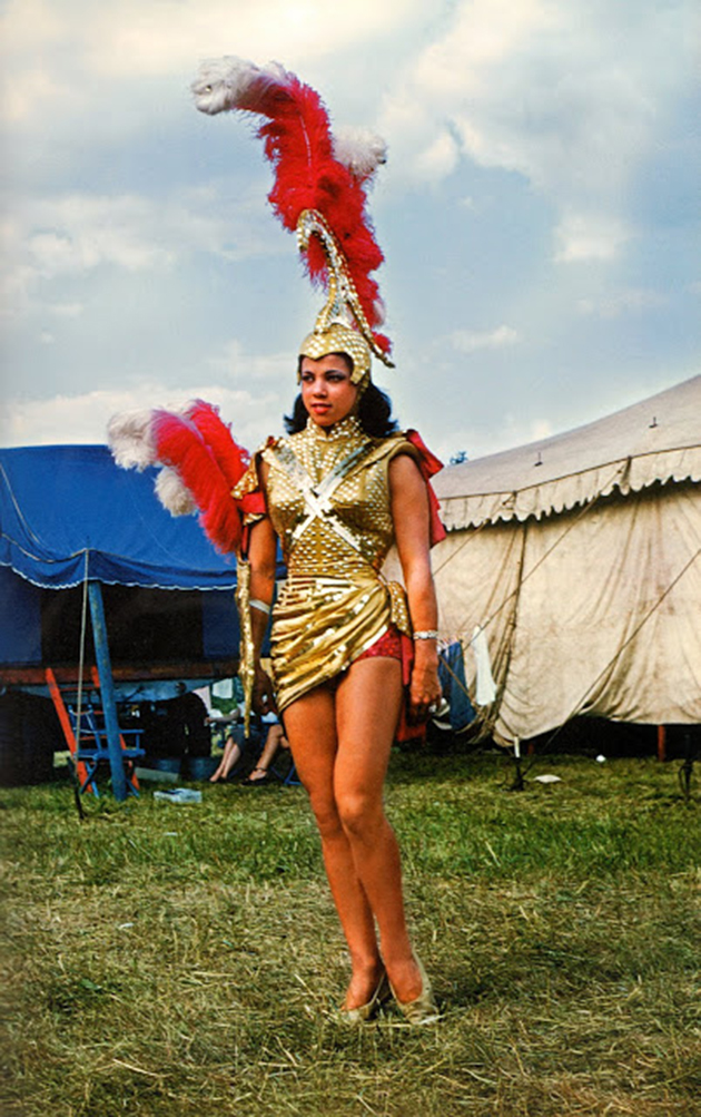circus-showgirls-performers-40s-50s
