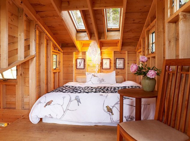 cottage-wood-bedroom