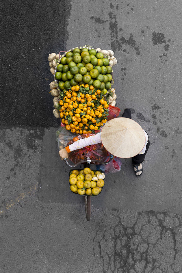 colorful-overhead-portraits-of-street-vendors
