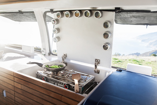filmmaker-transforms-rusty-cargo-van-mobile-studio