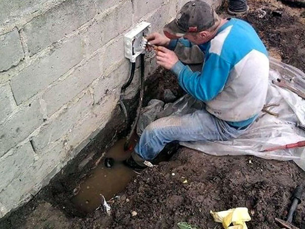 workplace-safety-fails-men-accident-waiting-to-happen