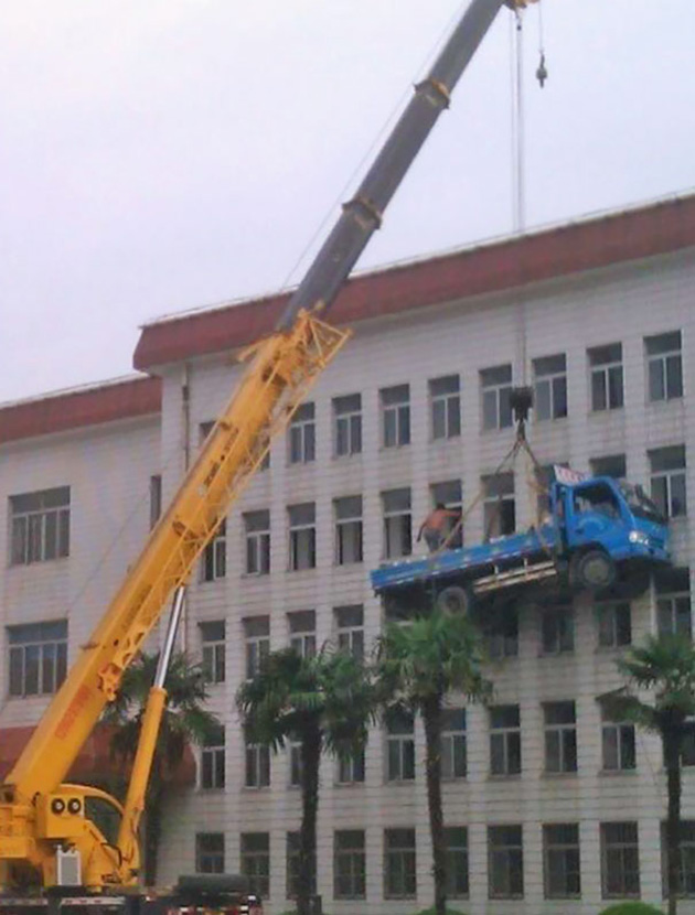 workplace-safety-fails-men-accident-waiting-to-happen