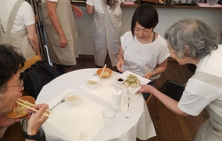 waiters-dementia-restaurant-of-order-mistakes-tokyo