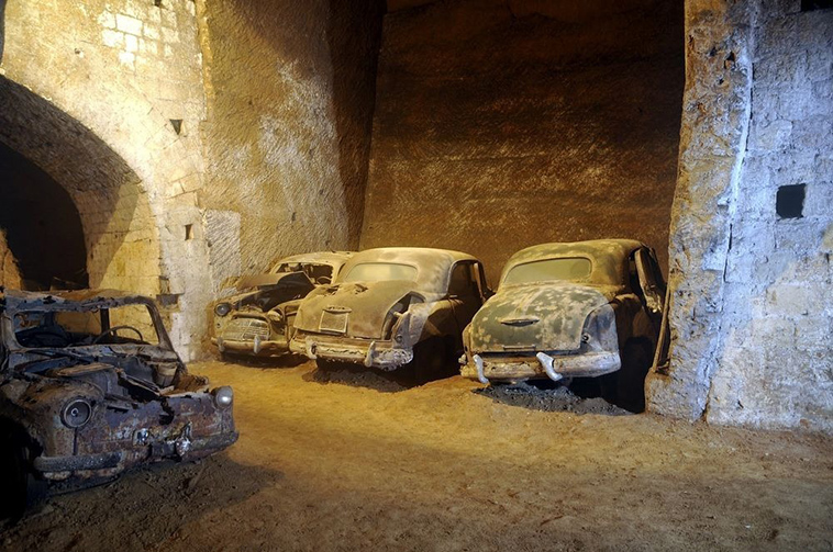 secret-tunnels-under-naples-old-cars