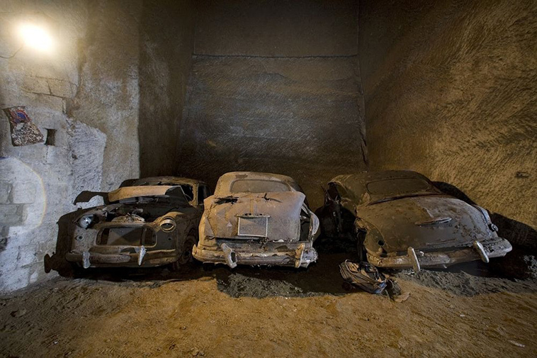 secret-tunnels-under-naples-old-cars
