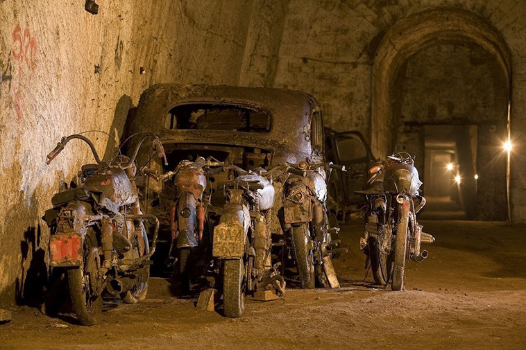 secret-tunnels-under-naples-old-cars