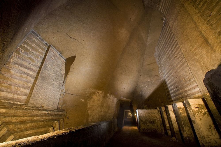 secret-tunnels-under-naples-old-cars
