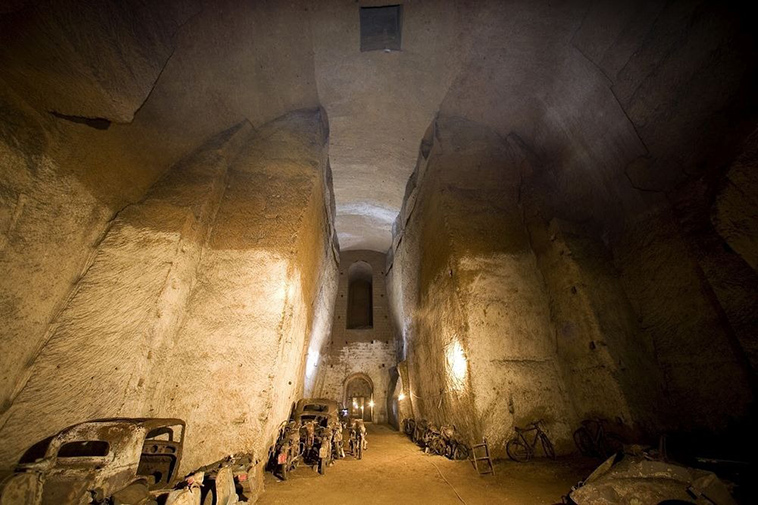 secret-tunnels-under-naples-old-cars