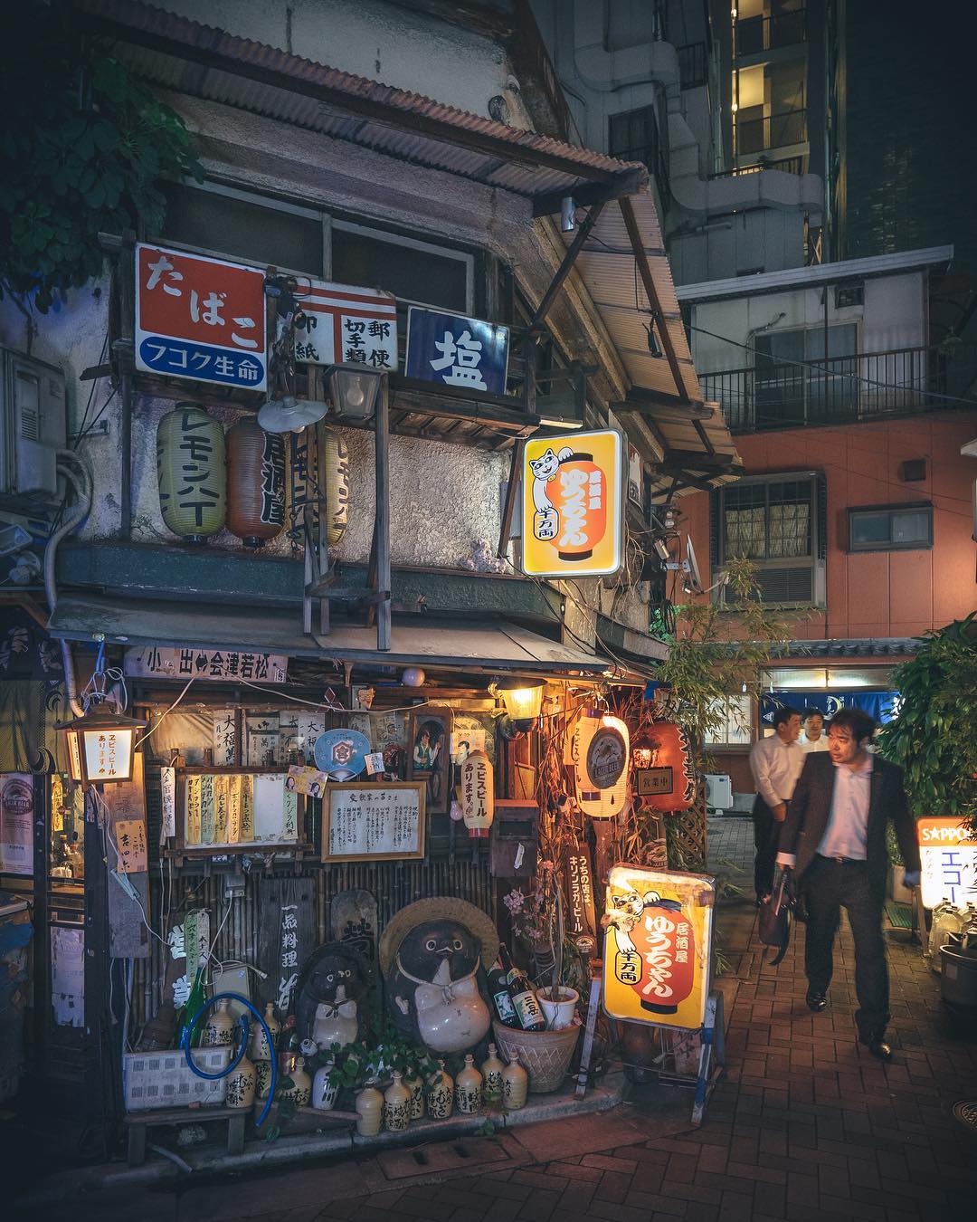 stunning candid street photos tokyo