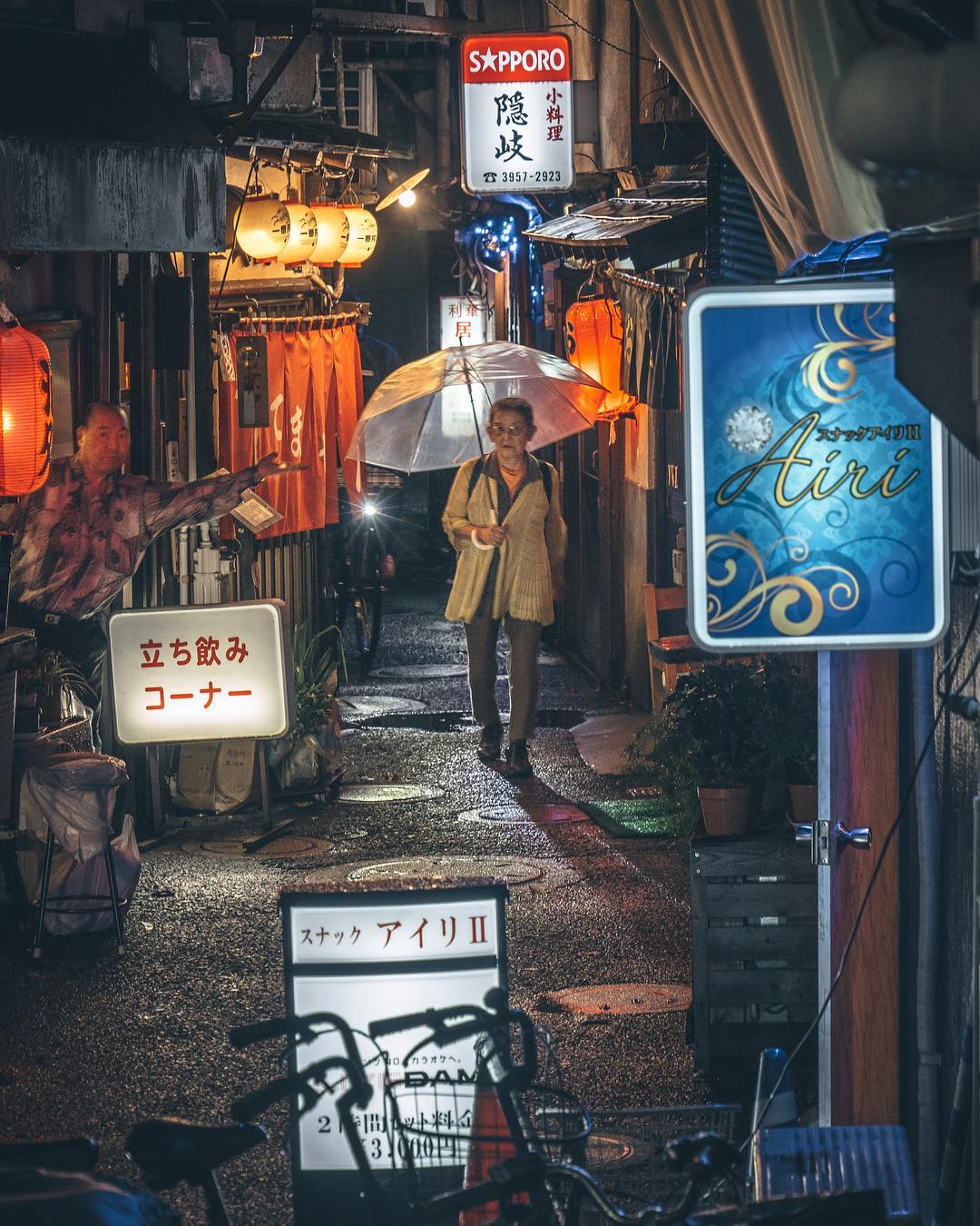 stunning candid street photos tokyo