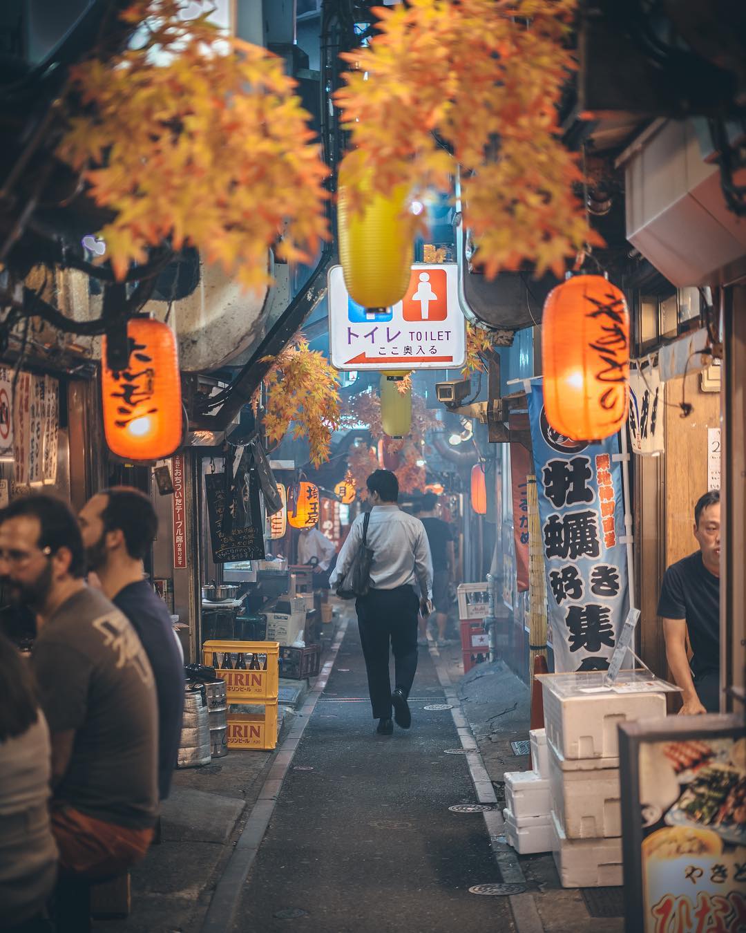 stunning candid street photos tokyo