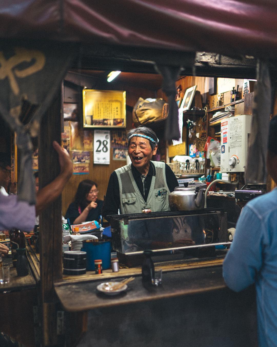 stunning candid street photos tokyo