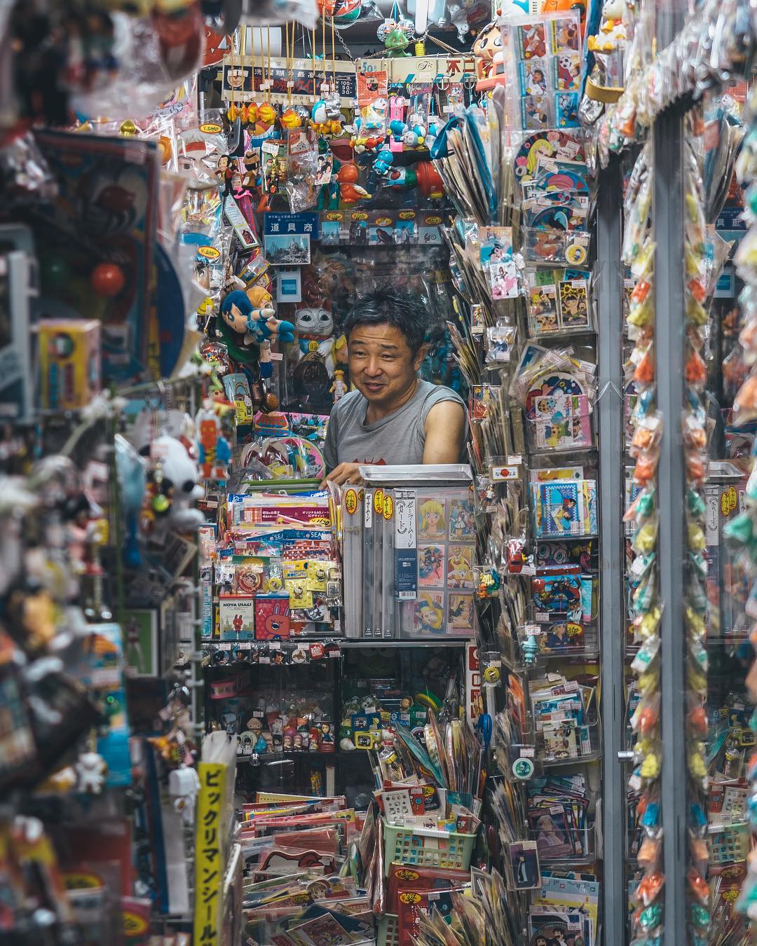stunning candid street photos tokyo