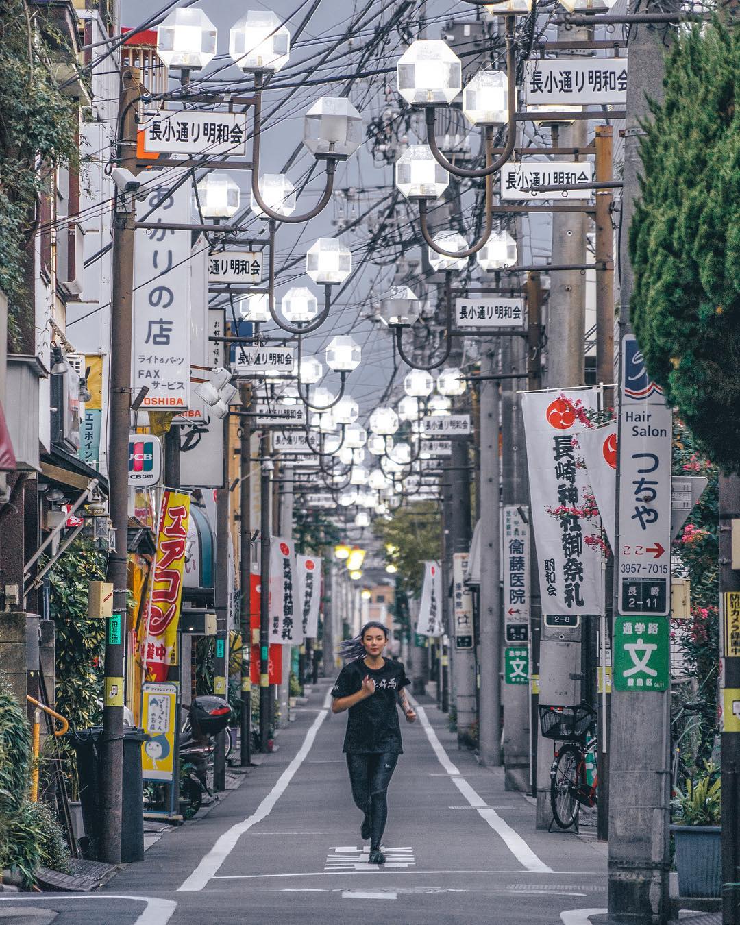stunning candid street photos tokyo