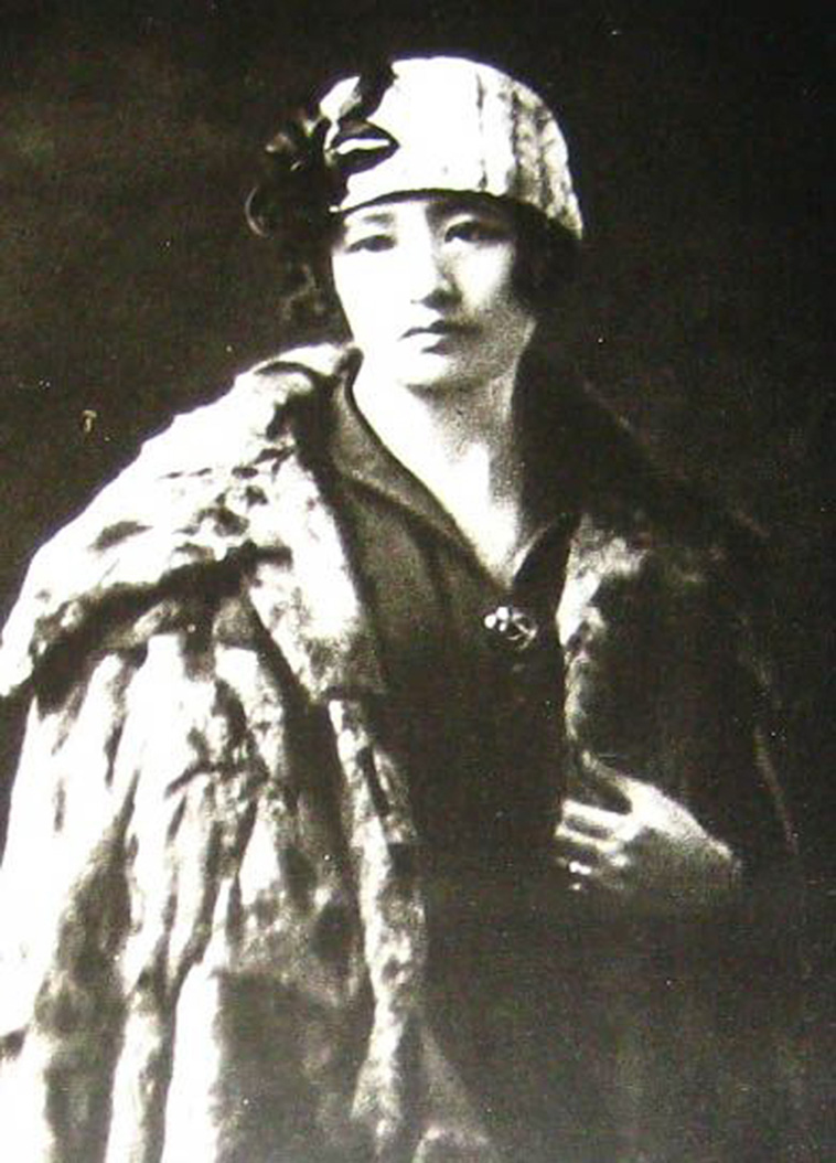 Japanese Women Fashion in the Westernized Era