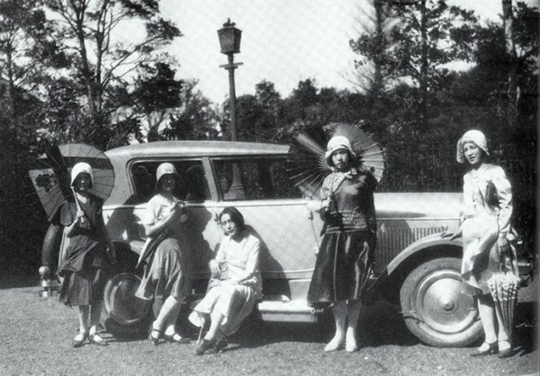 Japanese Women Fashion in the Westernized Era