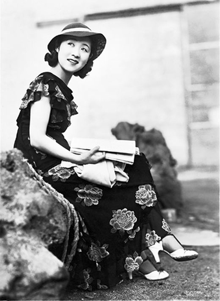 Japanese Women Fashion in the Westernized Era