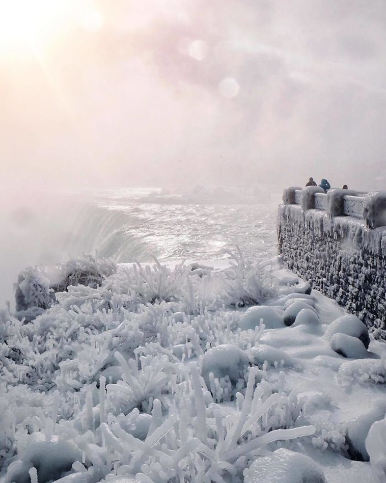 frozen niagara falls