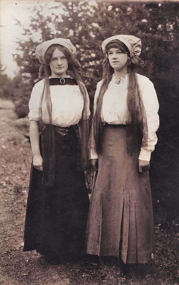 vintage portrait snapshots teen girls 1910s