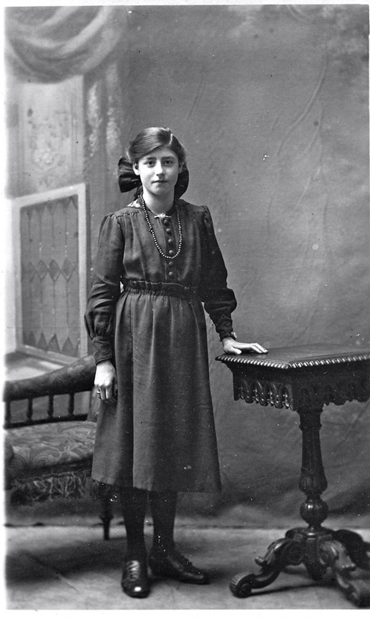 vintage portrait snapshots teen girls 1910s