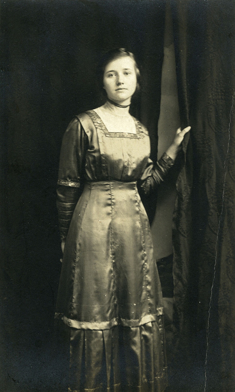 vintage portrait snapshots teen girls 1910s